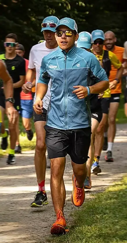 Alexis court entouré d'autres participants, foulée calme