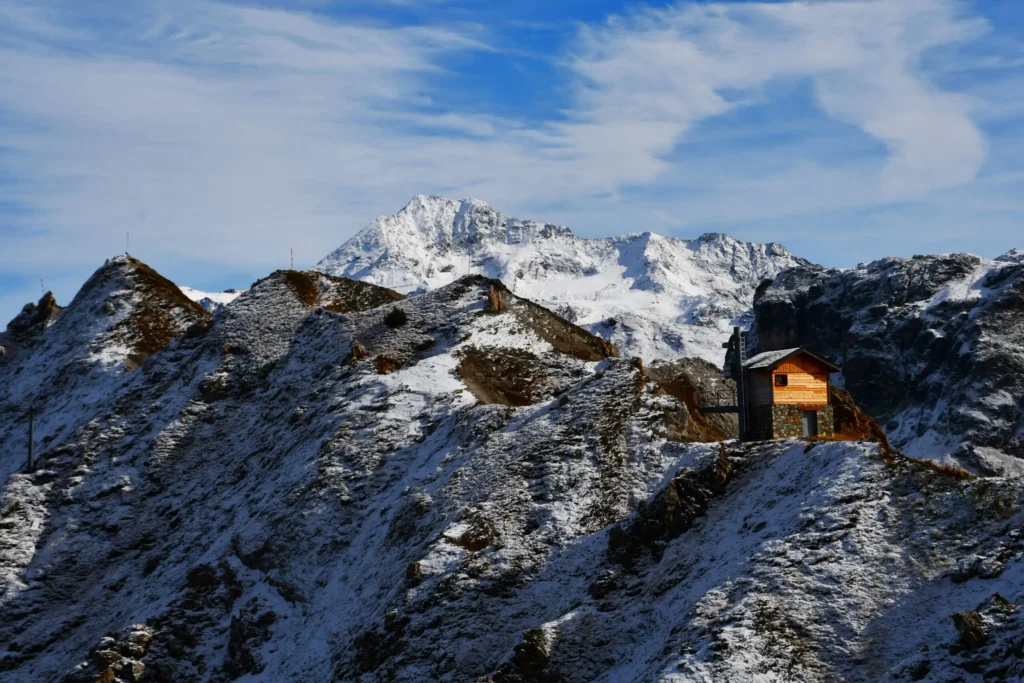 une cabane en pleine montagne en hors saison, des montagnes saupoudrées de neige