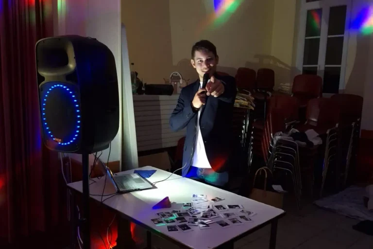 Alexis au micro et à la sonorisation lors d'un mariage