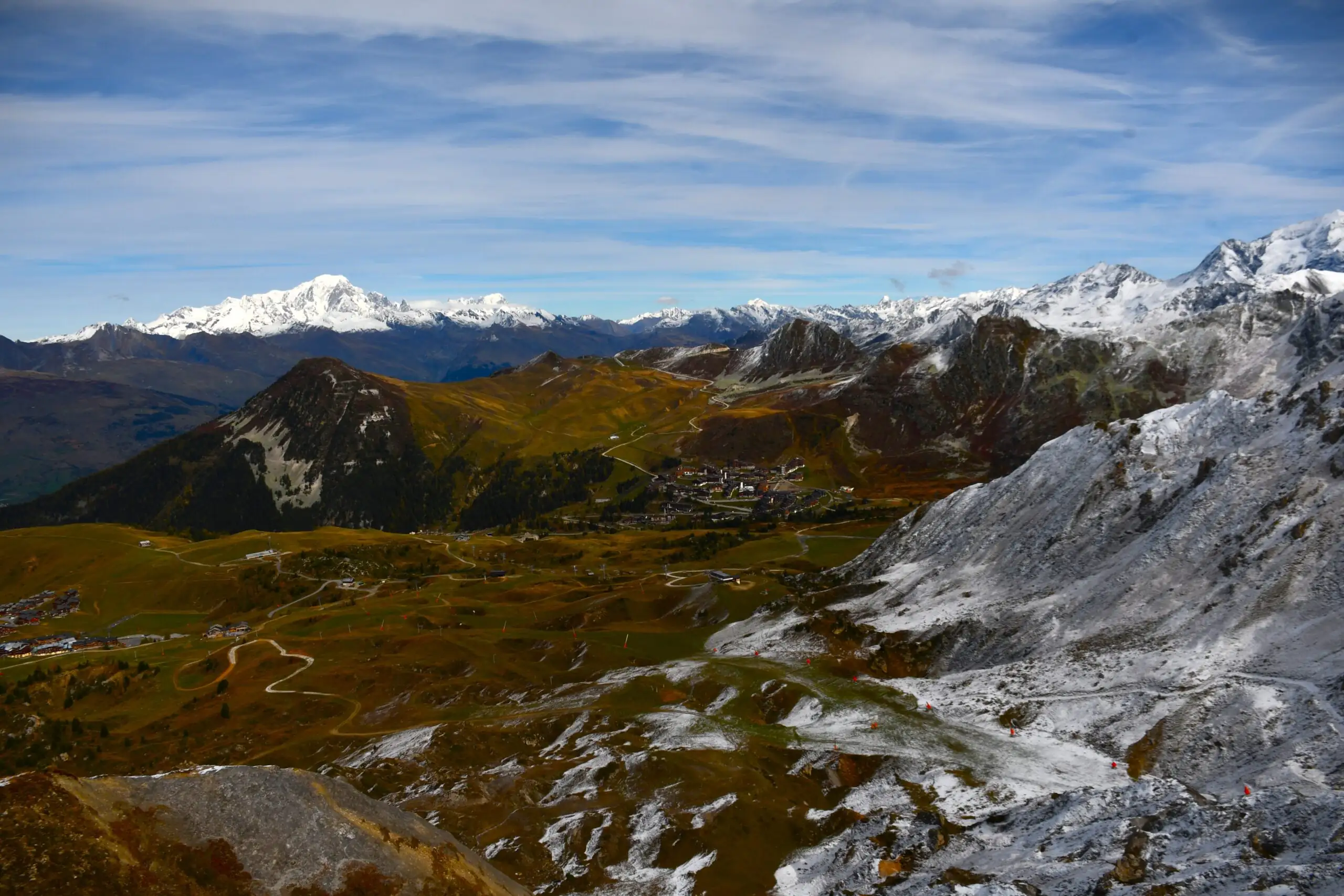 Vue sur le Mont-Blanc en fond et le mont Saint Jacques devant. Les sommets enneigés et La Plagne encore dans l'été.