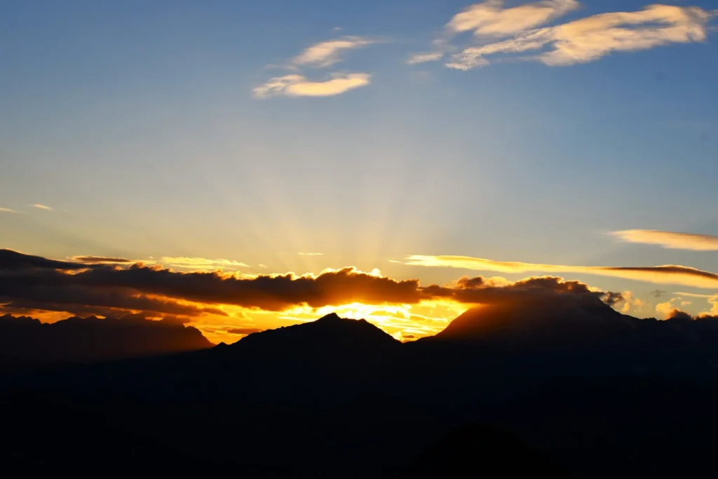 Lever de soleil entre les montages avec quelques nuages l'entourant