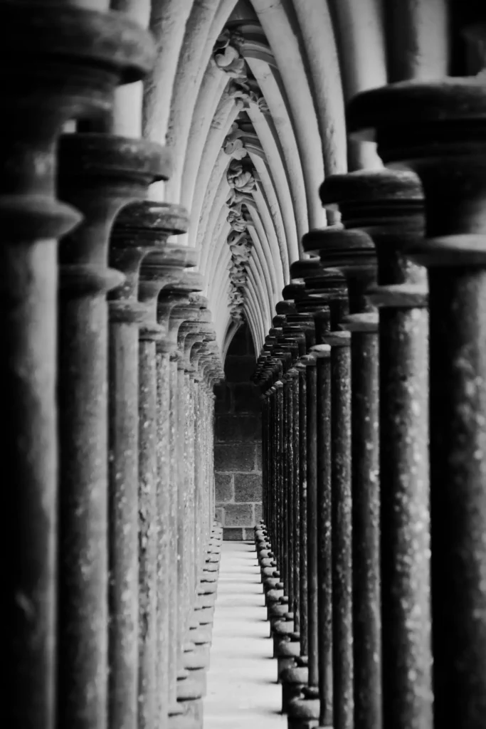 Colonnes en pierre au Mont-Saint Michel
