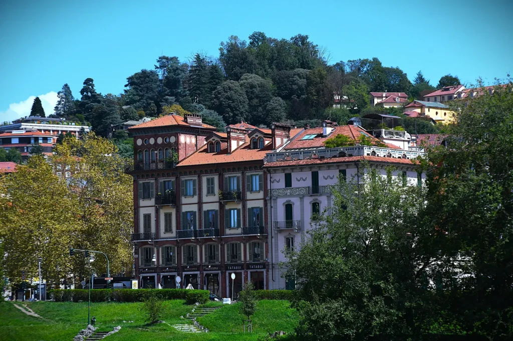 Maison à Turin entourée d'arbres