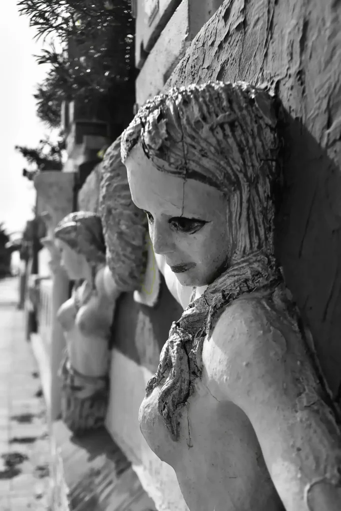 Sirènes sur un mur en noir et blanc