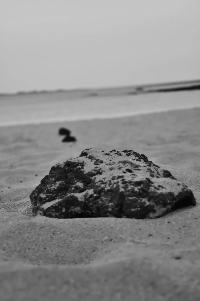Pierres sur la plage au bord de l'océan en Noir et Blanc
