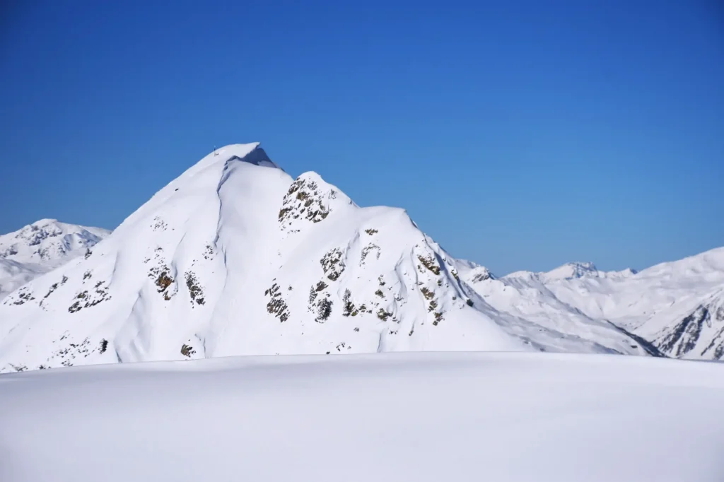 Montagne enneigée avec un ciel bleu