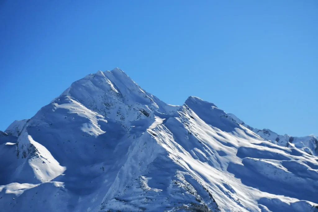 Montagne enneigée avec un ciel bleu