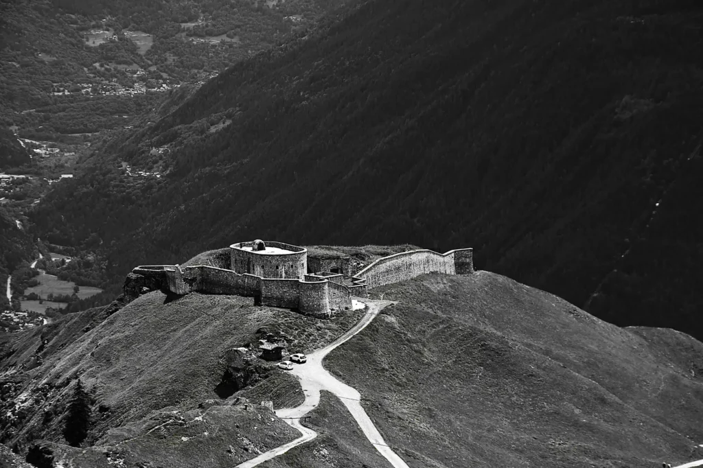 Le fort de la platte au printemps entouré de sa muraille entouré de montagnes