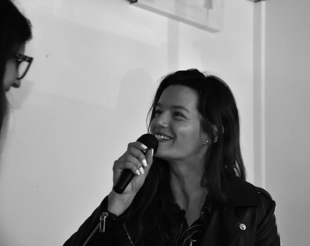 portrait d'une speakerine en action