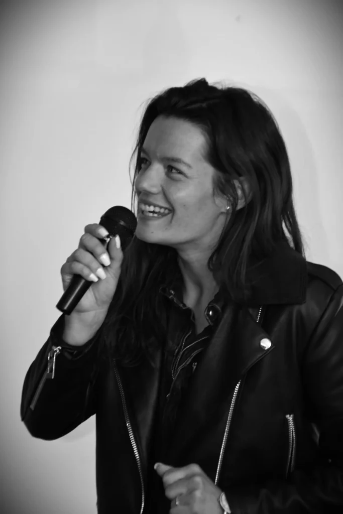 portrait d'une speakerine en action