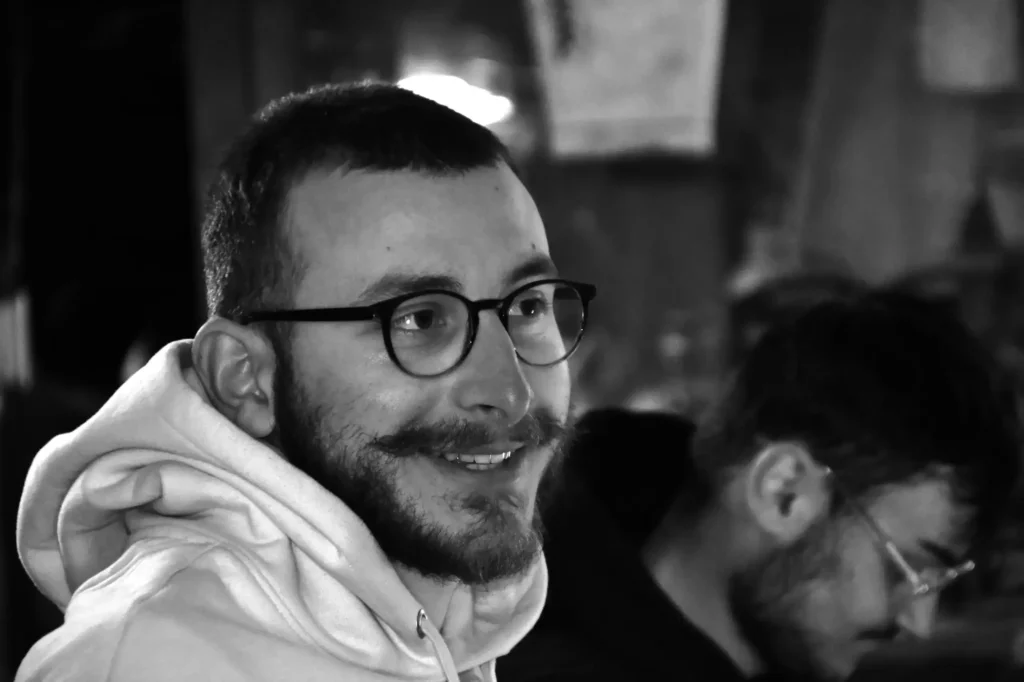 portrait d'un jeune homme souriant