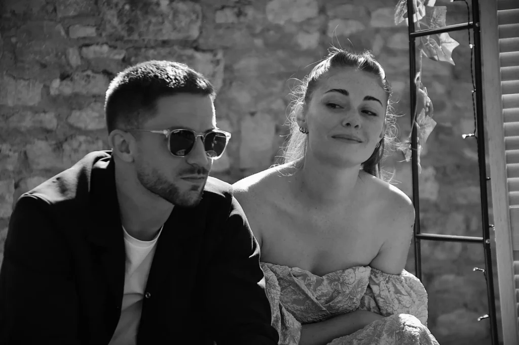 Jeune couple de mariés