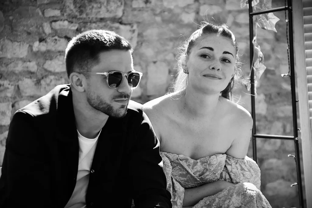 Jeune couple de mariés