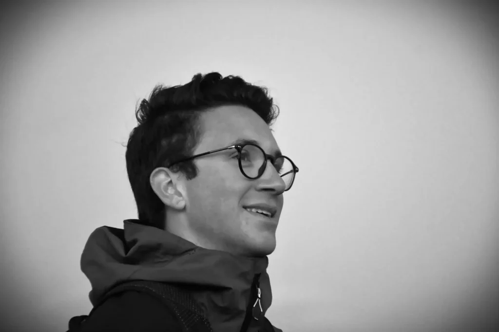 portrait d'un jeune homme souriant