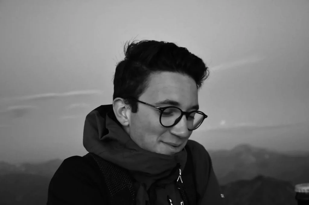 portrait d'un jeune homme souriant