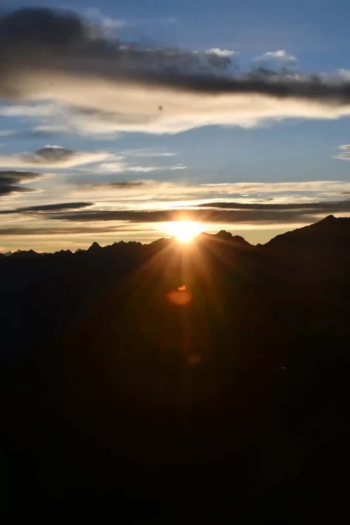 coucher de soleil avec quelques nuages dans le ciel