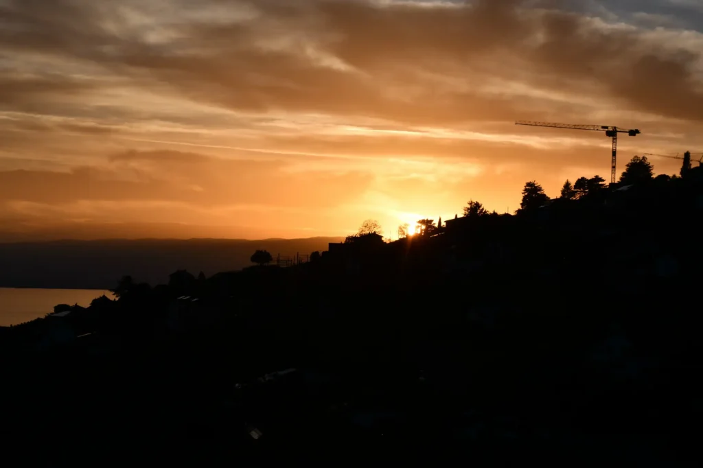 coucher de soleil à Lausanne avec une grue