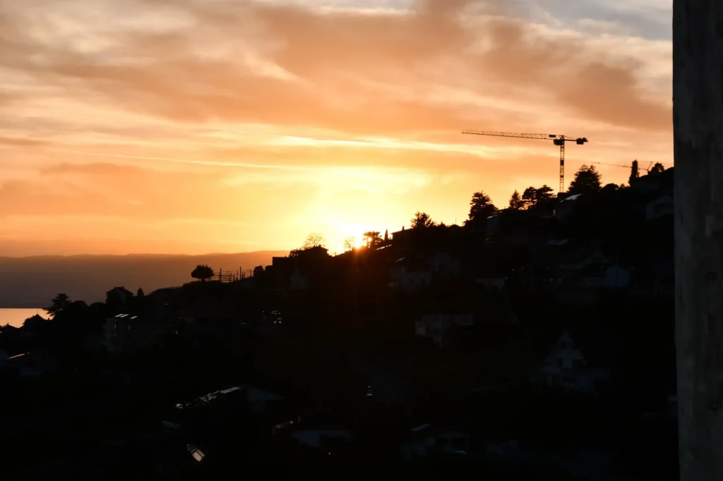 coucher de soleil à Lausanne avec une grue