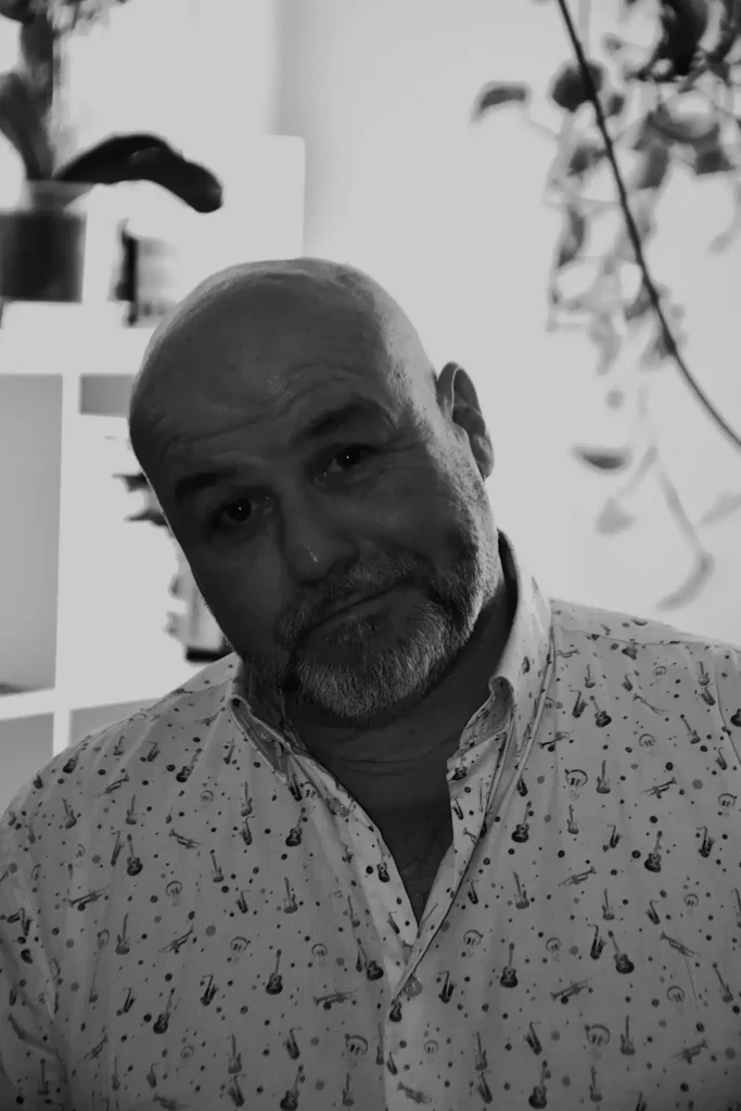 Personne souriante en intérieur