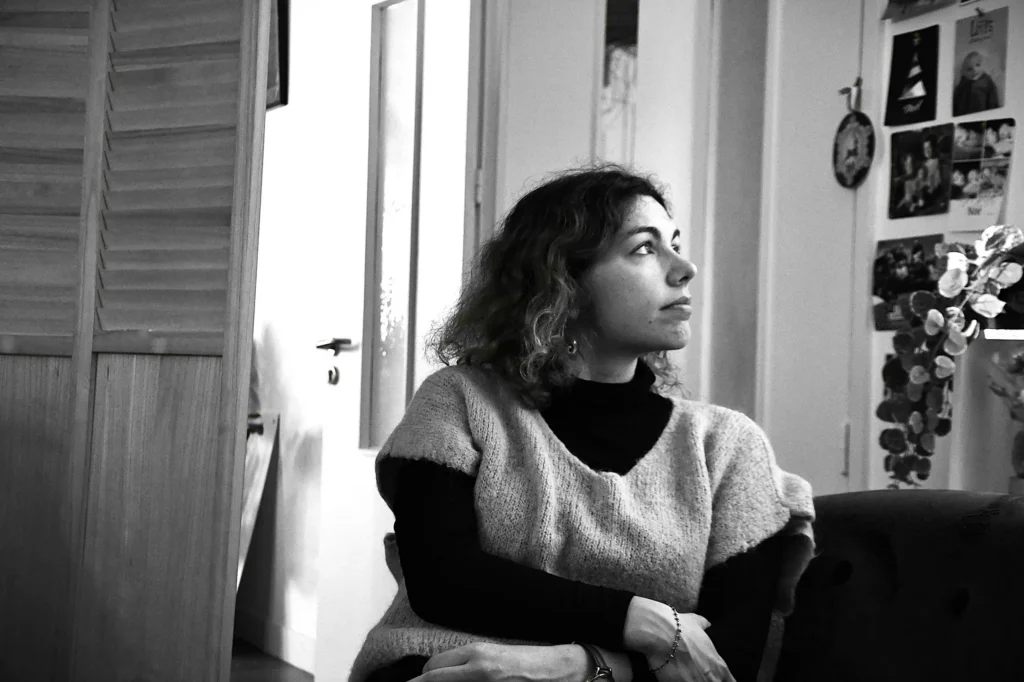 portrait d'une jeune femme regardant à côté assise sur un canapé