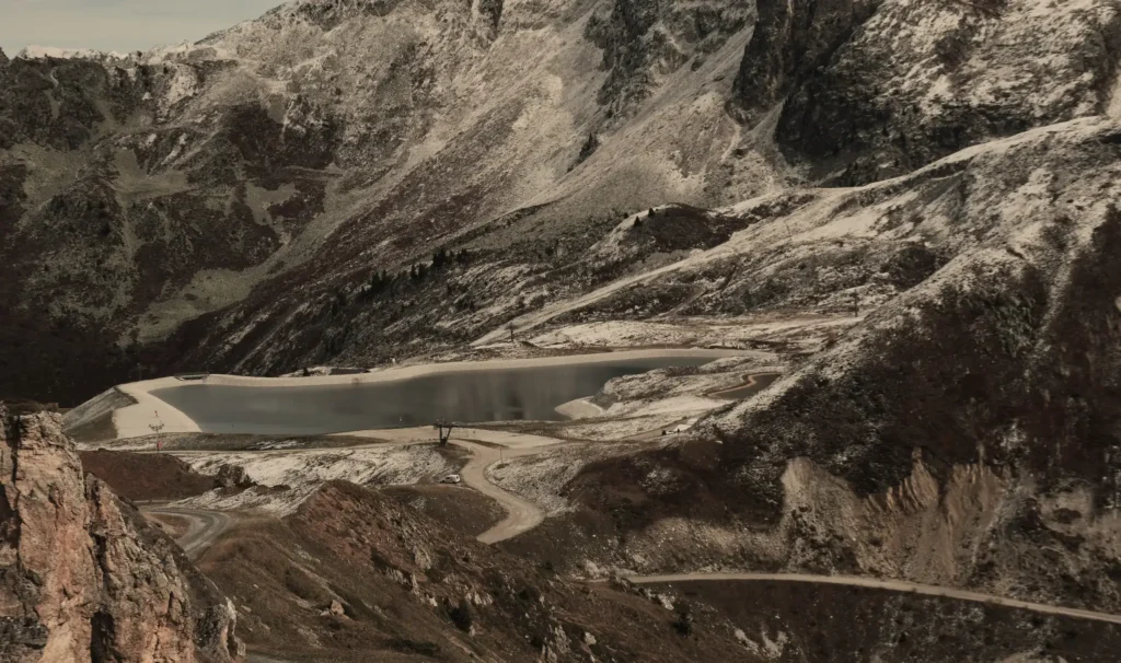 lac en premier plan et montagne au second plan qui se reflète dans l'eau. Les sommets sont saupoudrés de neige