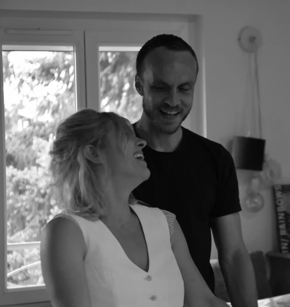 Couple heureux dans la cuisine