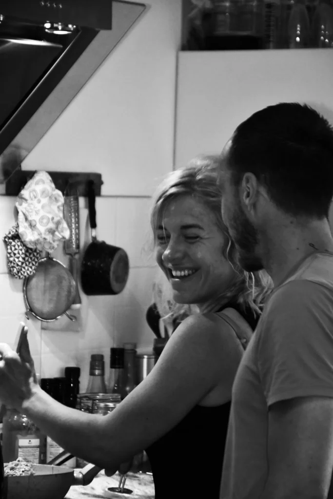 Couple heureux dans la cuisine