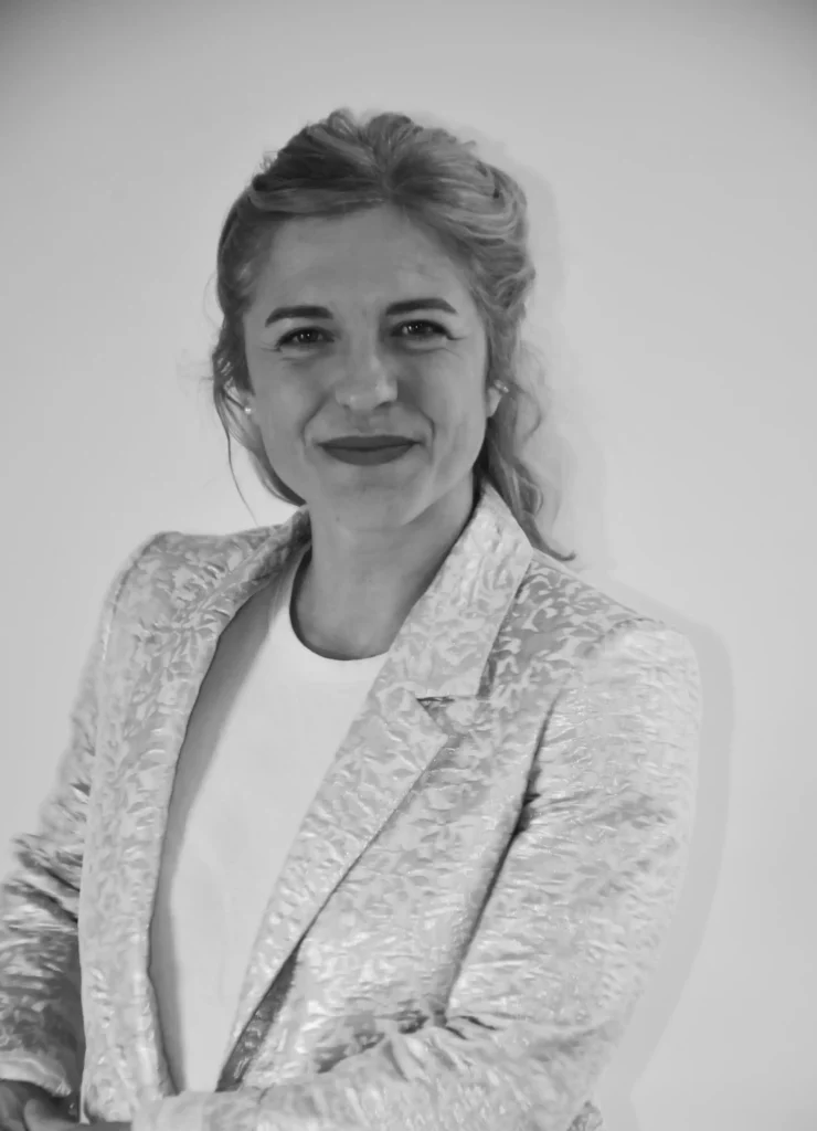 Femme souriante en costume