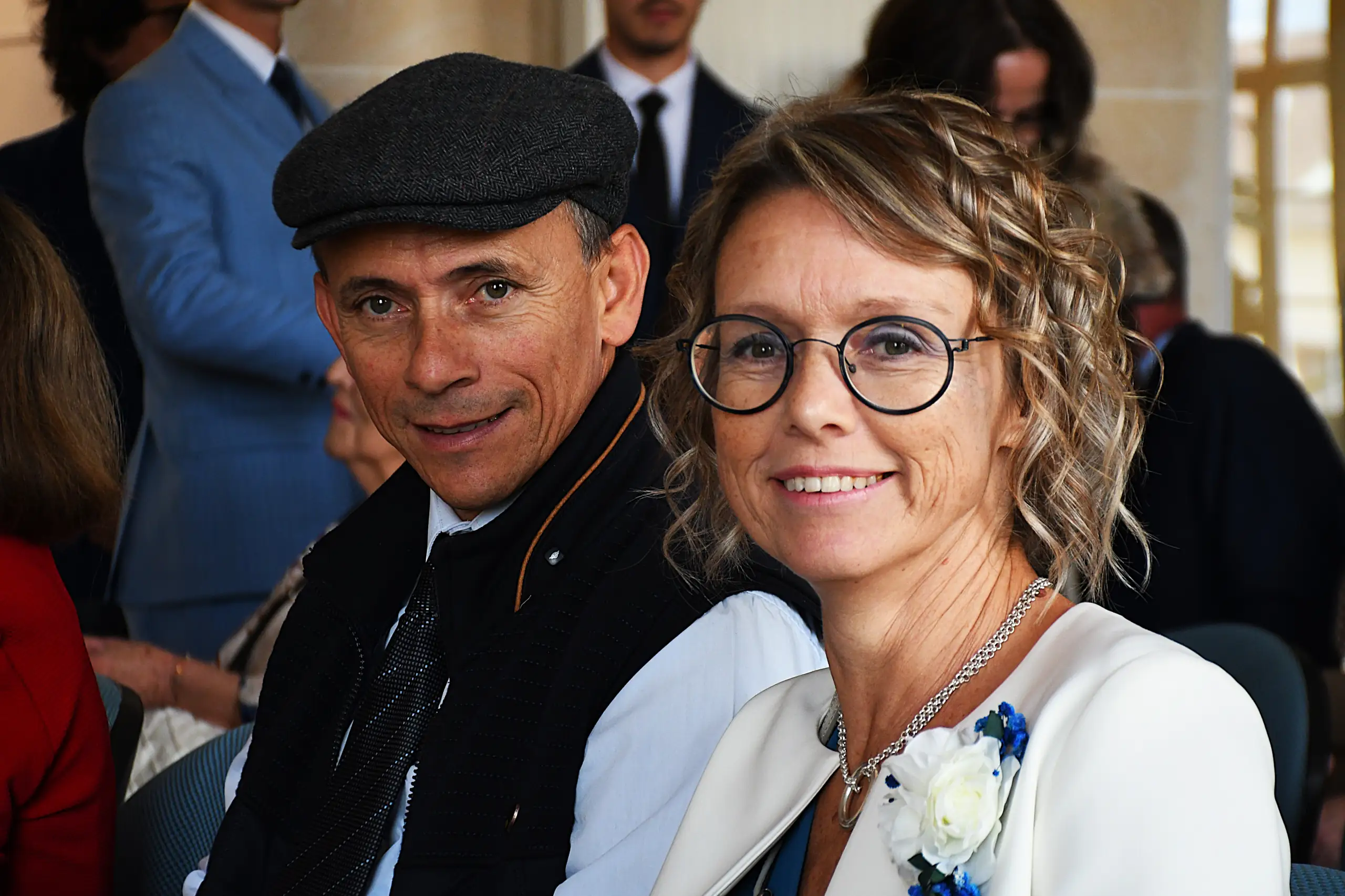 personnes souriantes lors d'un mariage