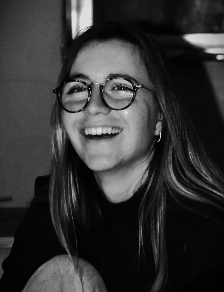 Jeune femme souriante