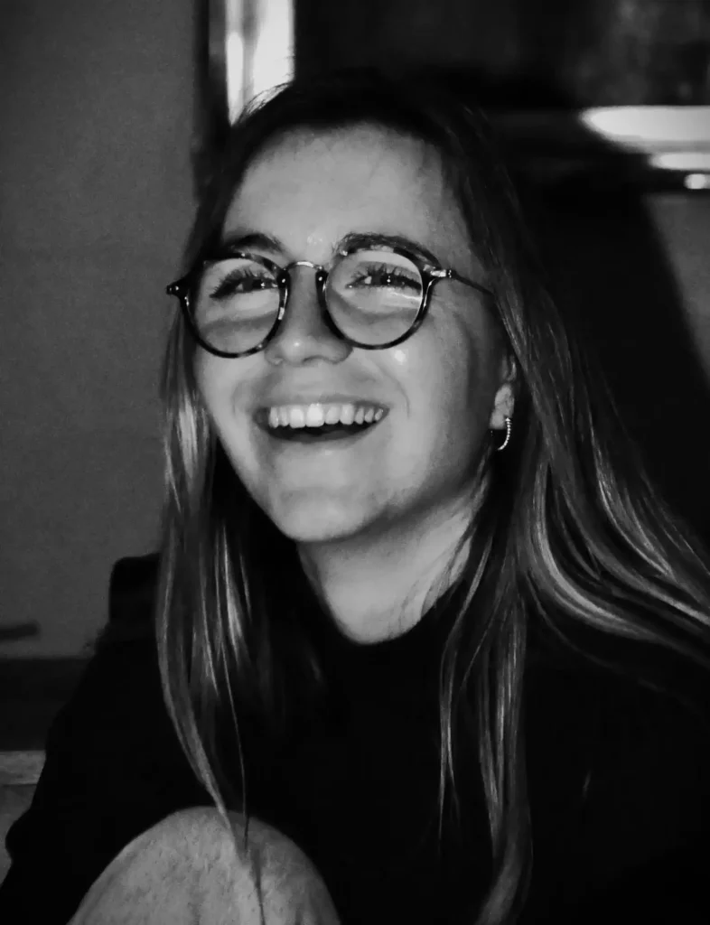 Jeune femme souriante