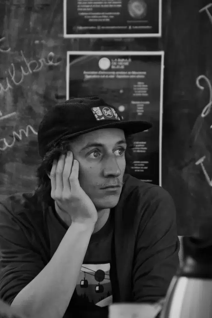 portrait d'une jeune homme en pleine réflexion