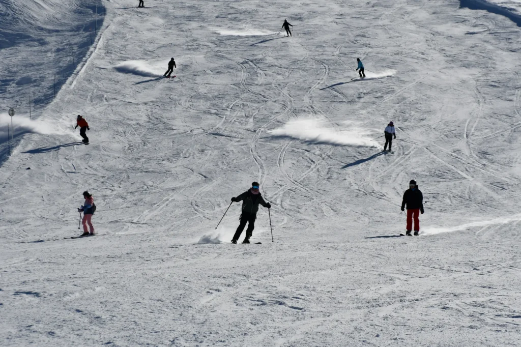 Skieurs sur une piste de ski