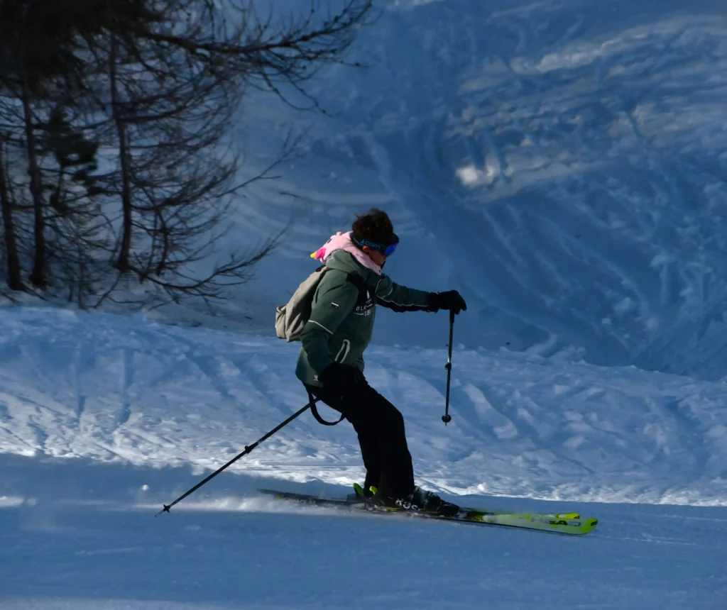 Skieur sur une piste de ski