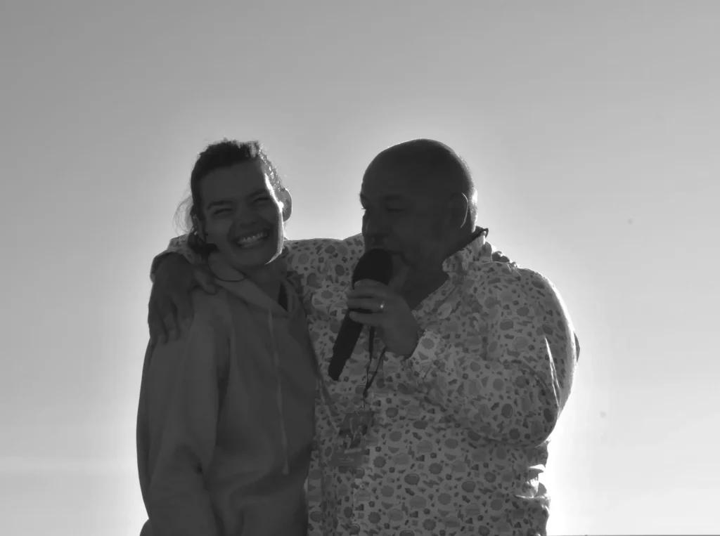 Un duo de speakers lors d'une course caritative