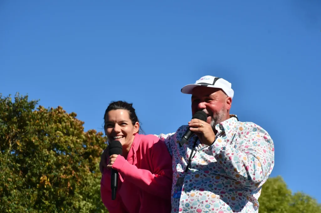 Un duo de speakers lors d'une course caritative