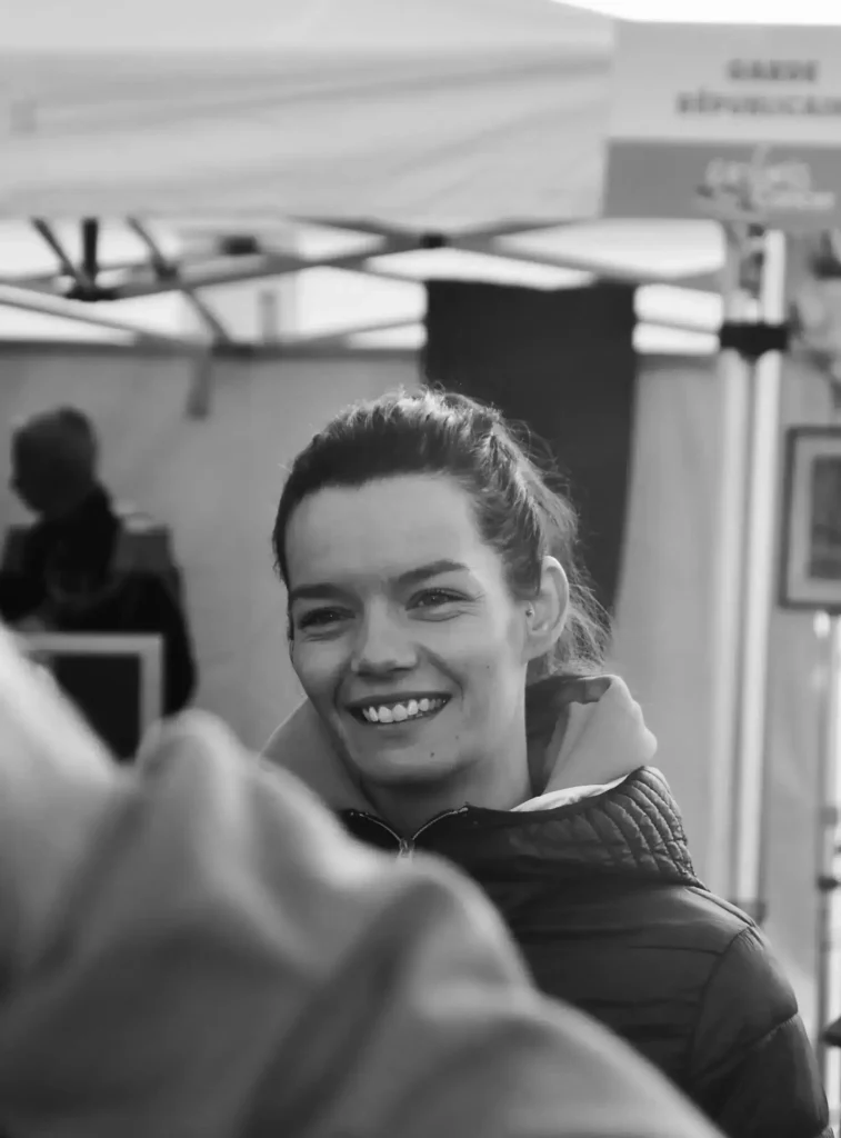 Personne souriante lors d'un événement caritatif