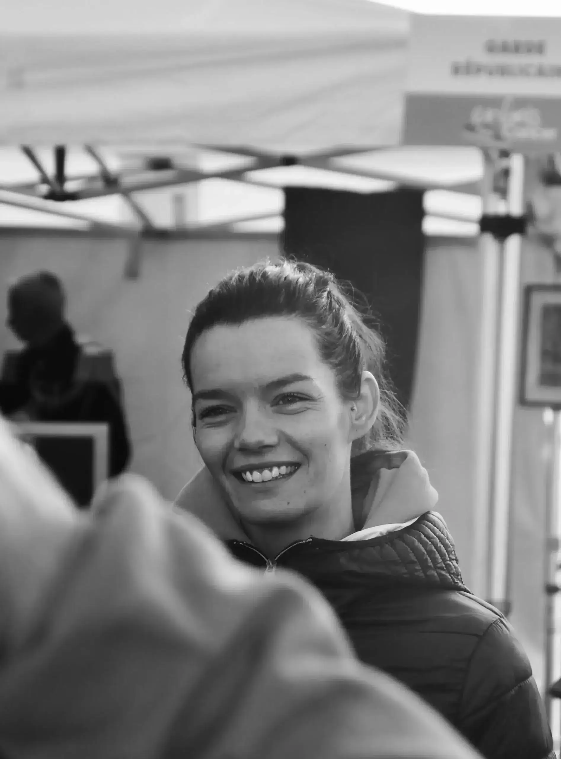 Personne souriante lors d'un événement caritatif