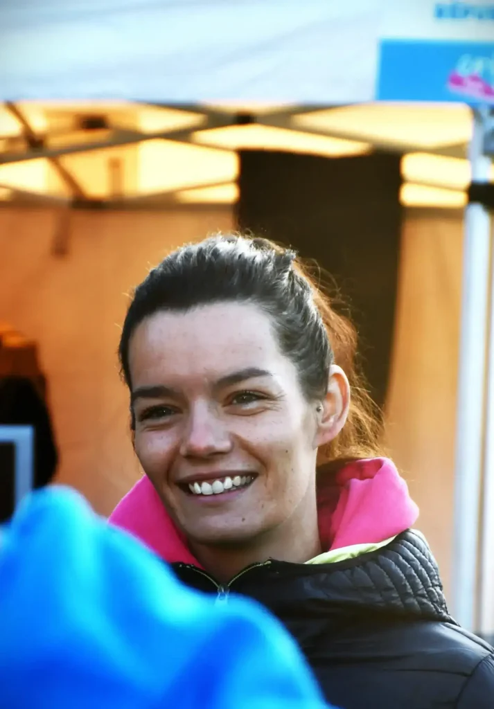 Personne souriante lors d'un événement caritatif