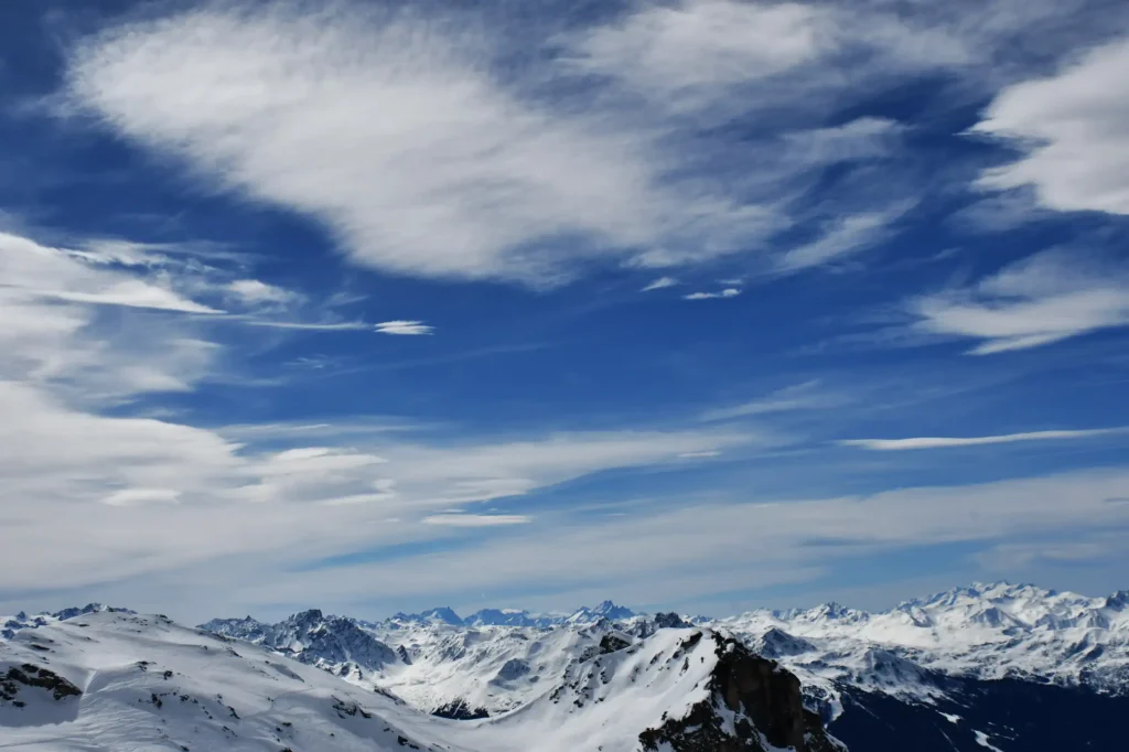 montagnes enneigés avec un ciel quelque peu nuageux