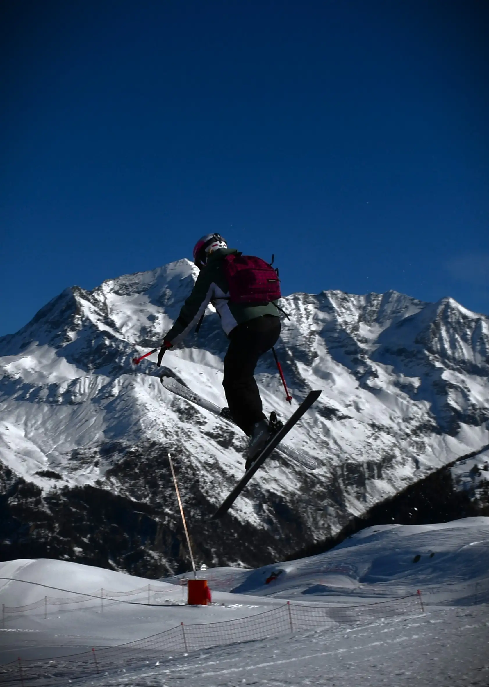 skieuse en l'air avec ciel bleu