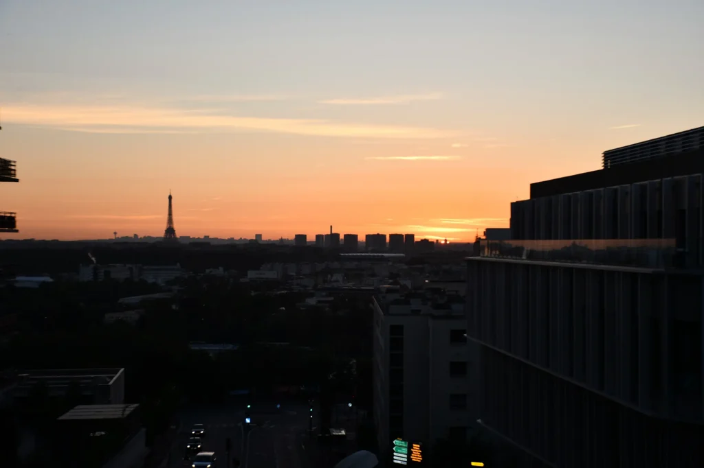 Paris se réveille lors d'un lever de soleil avec vue sur la Tour Eiffel