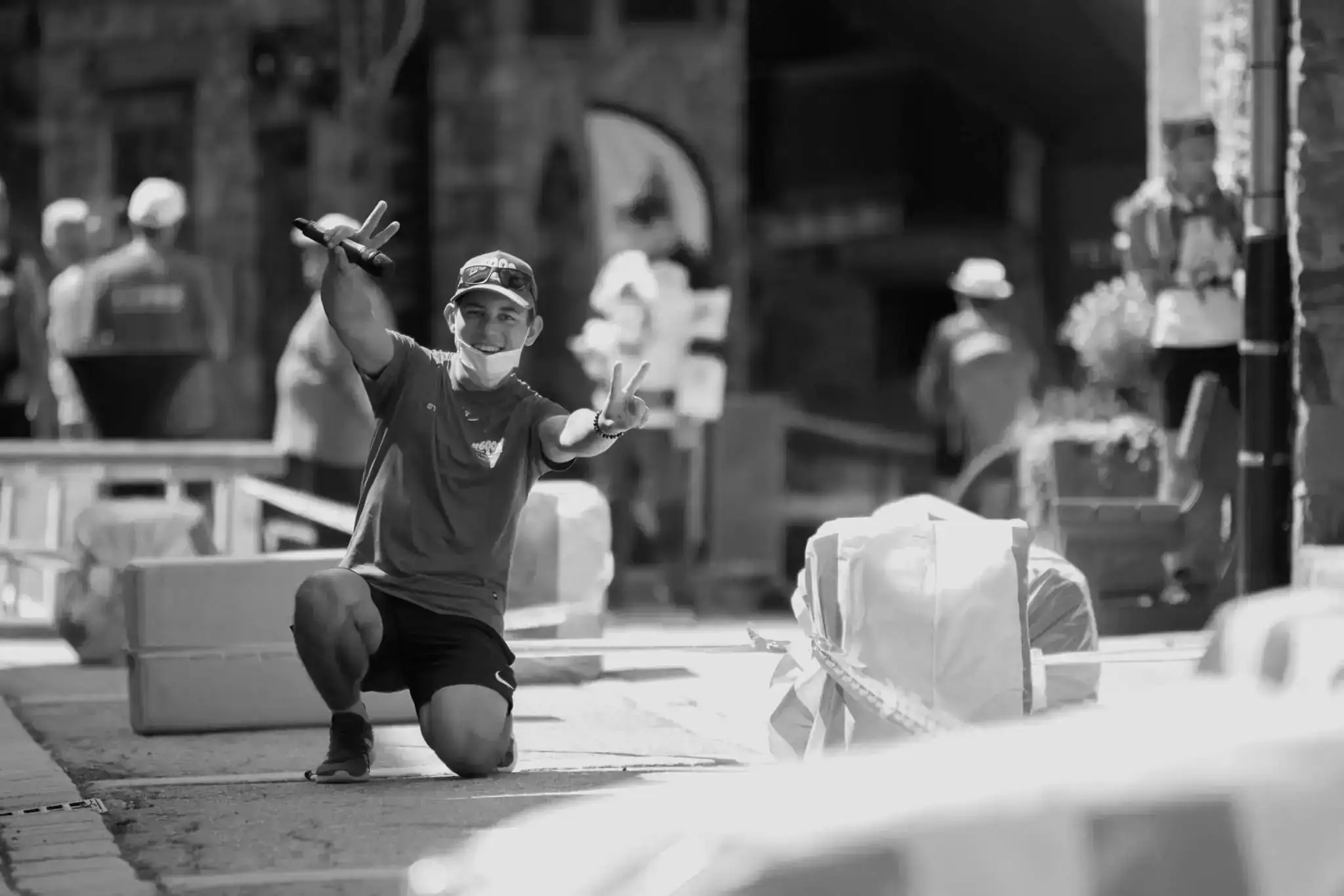 Alexis Carré animateur, qui animait la street bike. On le voit en accroupi micro à la main tout sourire.