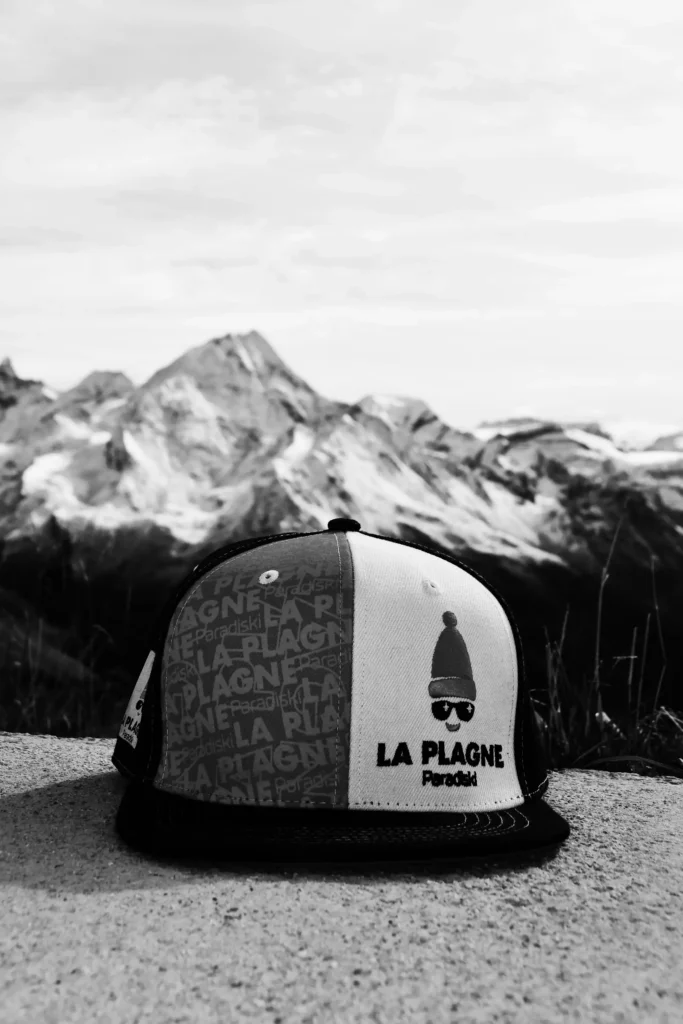 casquette La Plagne avec une montagne enneigée derrière