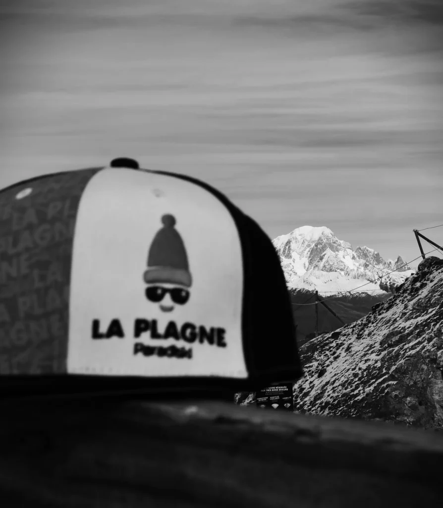 casquette La Plagne avec une montagne enneigée derrière