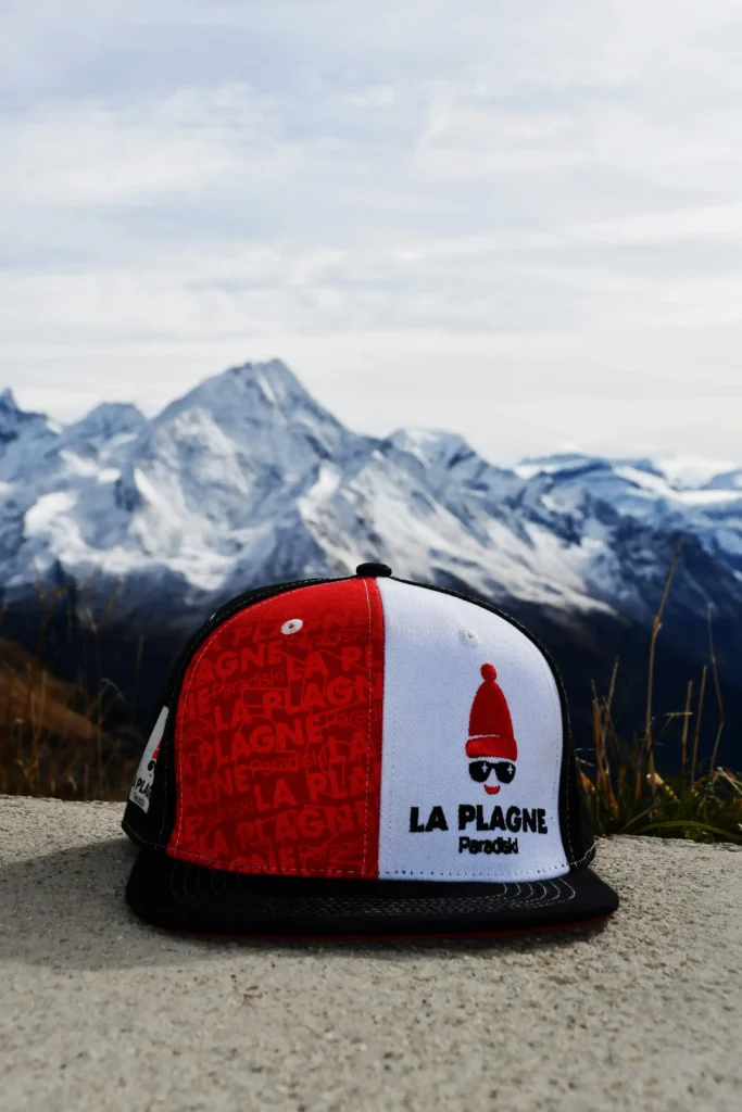 casquette La Plagne avec une montagne enneigée derrière