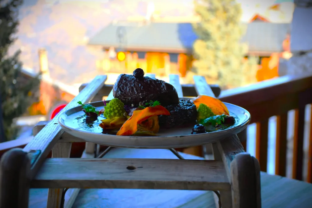 plat de restaurant, du cerf agrémenté de sa réduction et accompagné de légumes
