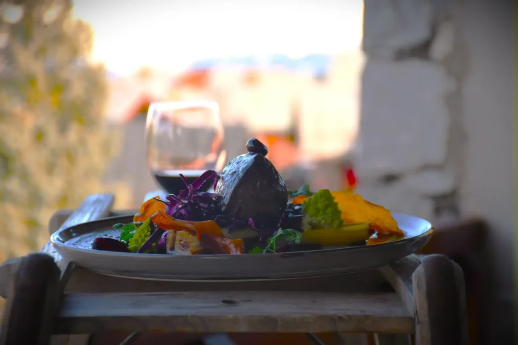 plat de restaurant, du cerf agrémenté de sa réduction et accompagné de légumes et de son verre de vin rouge