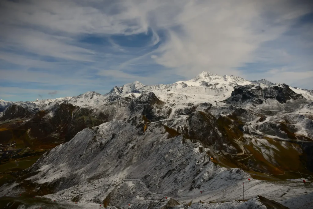 Paysage de montagne en automne avec l'hiver et la neige qui saupoudre les sommets à La Plagne
