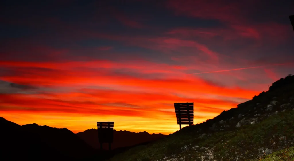 coucher de soleil avec un ciel rougeoyant et deux par avalanches au centre
